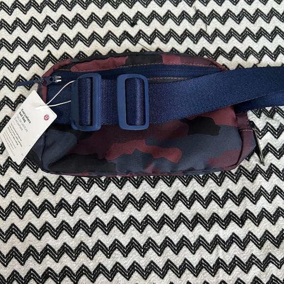 NWT Heritage 365 Camo Smoky Red Night Sea Multi lululemon Everywhere Belt Bag - Picture 5 of 12